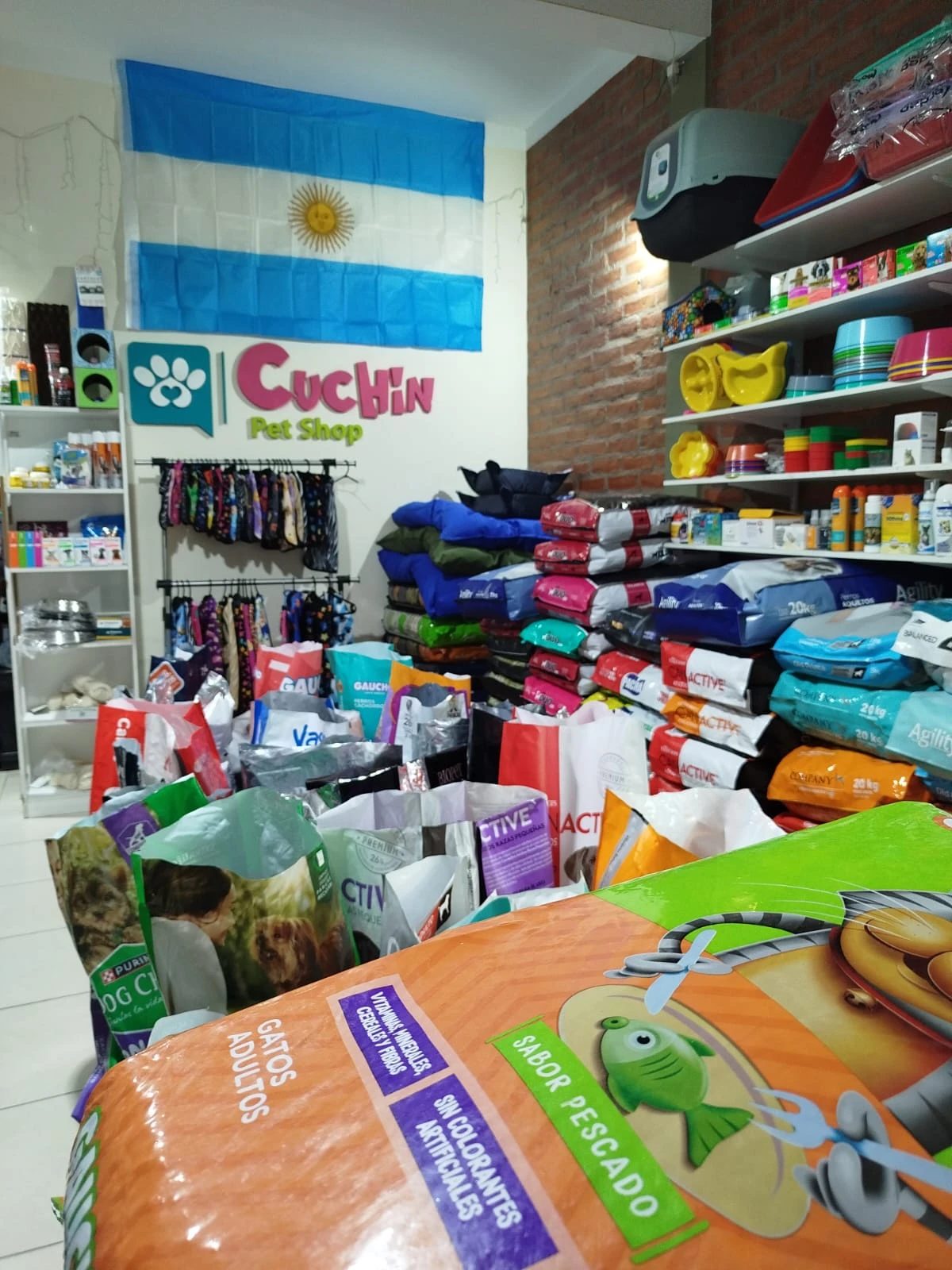 Interior del local de Cuchín Pet Shop en Pocito, San Juan